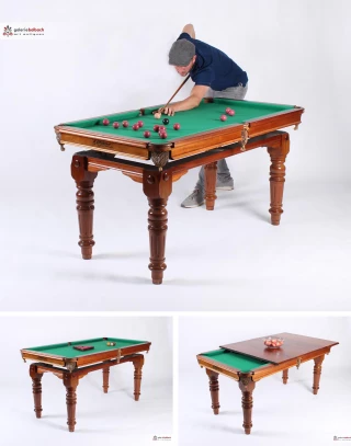 La bella maniera inglese!
Ho un bel ricordo di questo grande tavolo da biliardo del 1910 circa. Il noto produttore inglese E.J. Riley di Accrington sviluppò il brevetto speciale che lo rendeva molto facile da convertire da tavolo da biliardo a tavolo da pranzo. Geniale!
Con tutti gli accessori originali come palline, stecche e livella, questo tavolo è assolutamente raro e da collezione!