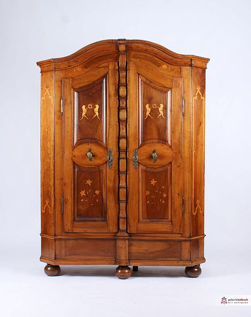 Antiker Bodenseeschrank, originale Antiquität, gebaut um 1800 - Südwestdeutschland
Nussbaum
Anfang 19. Jahrhundert