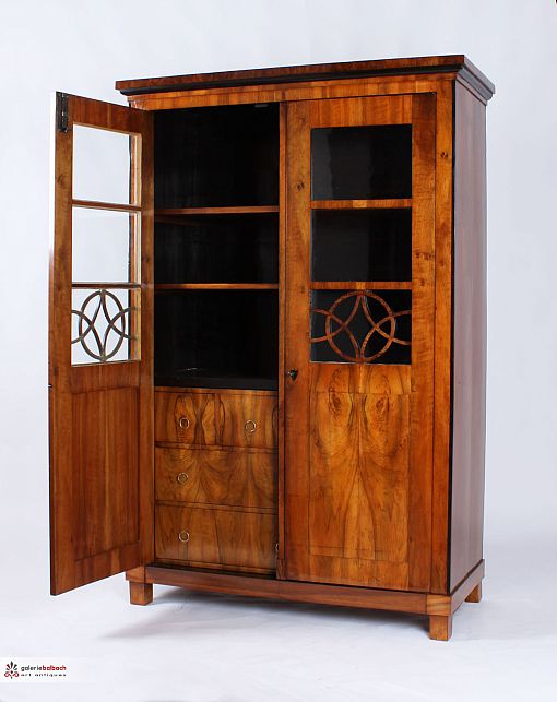 Antike Biedermeier Vitrine um 1830, Bücherschrank mit Schubladen - Süddeutschland
Nussbaum
Biedermeier um 1820-1830