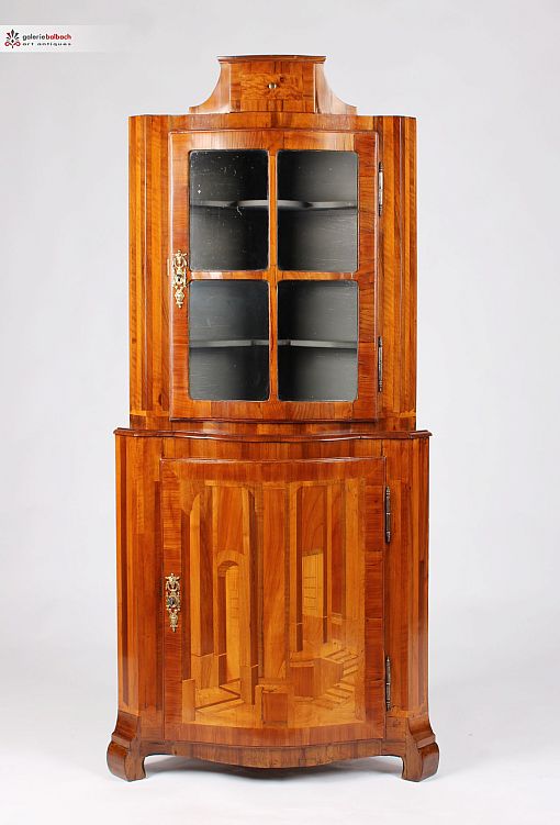 Kleiner antiker Eckschrank mit Intarsien, original barock um 1770 - Schweiz, Norditalien (?)
Nussbaum u.a.
Transition um 1770-1790