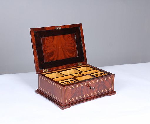 Antikes Schmuck Kästchen, Biedermeier um 1840 - Baden-Württemberg
Mahagoni, Ahorn
Biedermeier um 1830