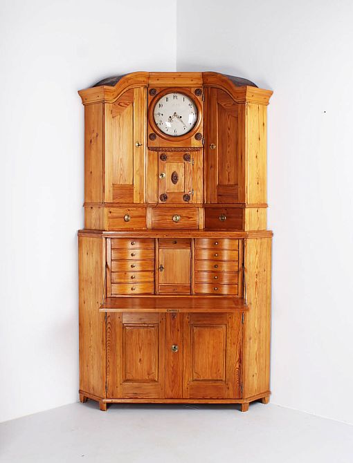Antiker Eckschrank mit integrierter Standuhr und Sekretärfach, um 1800 - Schweden
Kiefer
Klassizismus um 1800