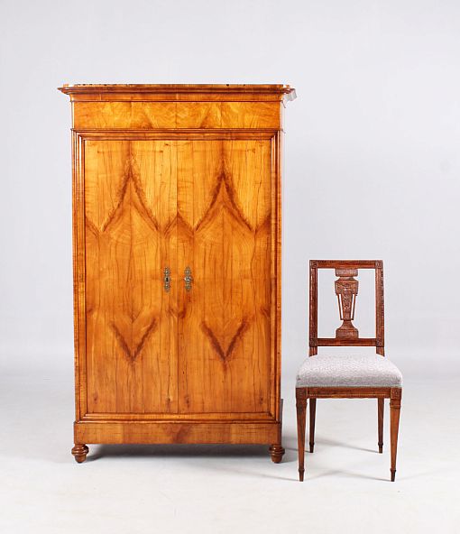Petite armoire étroite antique, cerisier, Biedermeier 1840 - Sud de lAllemagne
Cerisier
Biedermeier vers 1840