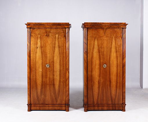 Paire d'armoires antiques de la période Biedermeier vers 1830, en noyer avec patine - Autriche/Bohème
Noyer
Biedermeier vers 1830