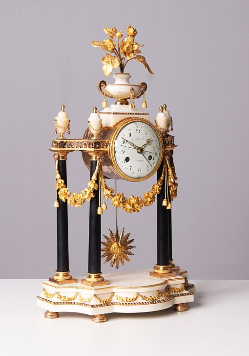 Antike Portaluhr, Louis XVI um 1790, Kaminuhr mit Säulen, restauriert - Paris
Marmor, feuervergoldete Bronze
Louis XVI um 1790