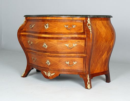 Antike Barock - Rokoko Kommode, Schweden um 1760 - Schweden
Ulme, Ahorn, Nussbaum
um 1760