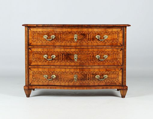 Antico cassettone in noce con intarsio, stile treccia, Luigi XVI, 1780 ca. - Dresda
Noce a.o.
Stile treccia intorno al 1785
