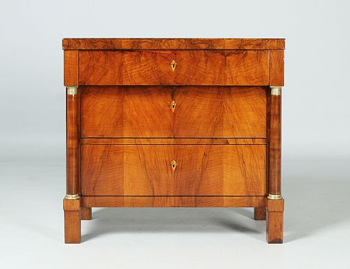 Piccola cassettiera antica in noce, Biedermeier, 1820 circa, Galerie Balbach - Baden-Württemberg
Noce
Biedermeier intorno al 1820