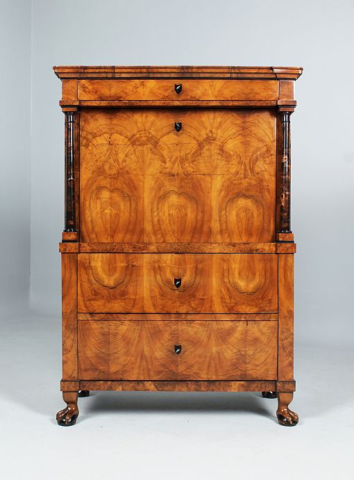 Biedermeier Schreibschrank, Nussbaum, Birkemaser, Franken um 1820 - Süddeutschland
Nussbaum, Birkewurzel
Biedermeier um 1820