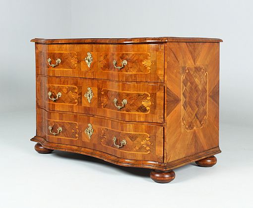 Antike Barock Kommode, Nussbaum mit Marketerie, Barock um 1750, Patina - Mitteldeutsch
Nussbaum
Barock um 1750