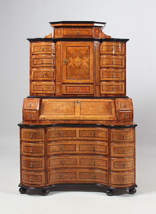 Secrétaire antique avec marqueterie riche, Trèves, baroque vers 1735 - Palatinat / Trèves
Noyer, bouleau et autres.
Baroque vers 1735
