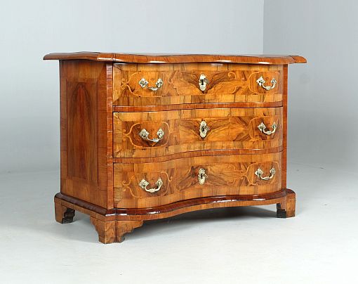 Antico cassettone barocco in noce con intarsi, Brunswick, 1760 ca. - Bassa Sassonia
Noce, frassino, prugna
Barocco intorno al 1760