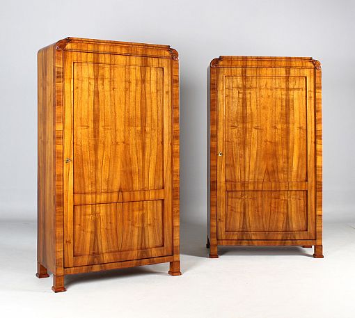 Coppia di armadi Biedermeier in noce, Boemia, Praga 1830 ca. - Praga
Noce
Biedermeier intorno al 1830
