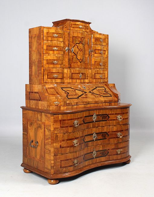 Antiker Tabernakelsekretär, Barock Schreibschrank, Nussbaum, um 1750 - Oberbayern
Nussbaum
Barock um 1750