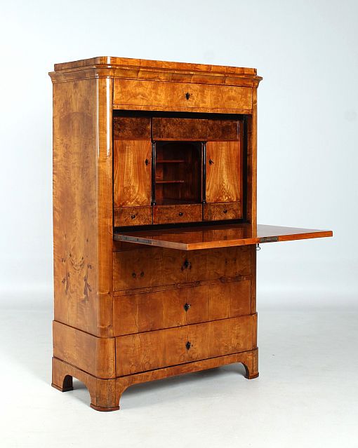 Antico segretario, mobile da scrittura, Biedermeier 1835 ca. - Germania centrale
Betulla, ciliegio, radica di noce
Biedermeier intorno al 1835