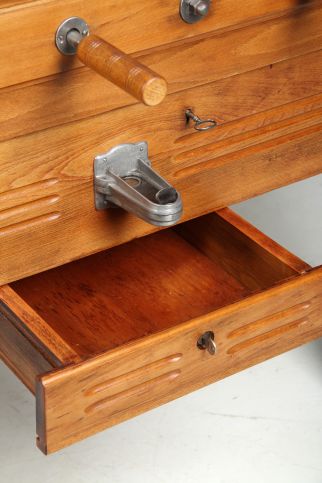 Coin slot