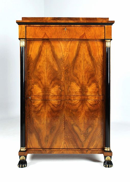 Petite armoire Biedermeier antique avec des colonnes, en noyer, vers 1820 - Sud-Ouest de lAllemagne
Noyer
Biedermeier vers 1820