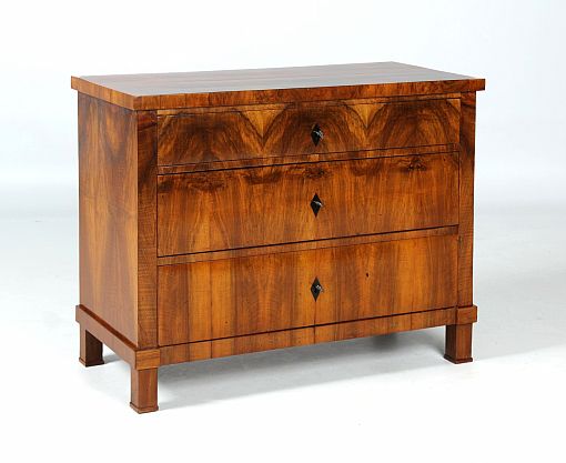 Kleine antike Biedermeierkommode, Nussbaum, tolle Maserung, um 1825 - Süd-West-Deutschland (Baden)
Nussbaum
Biedermeier um 1825