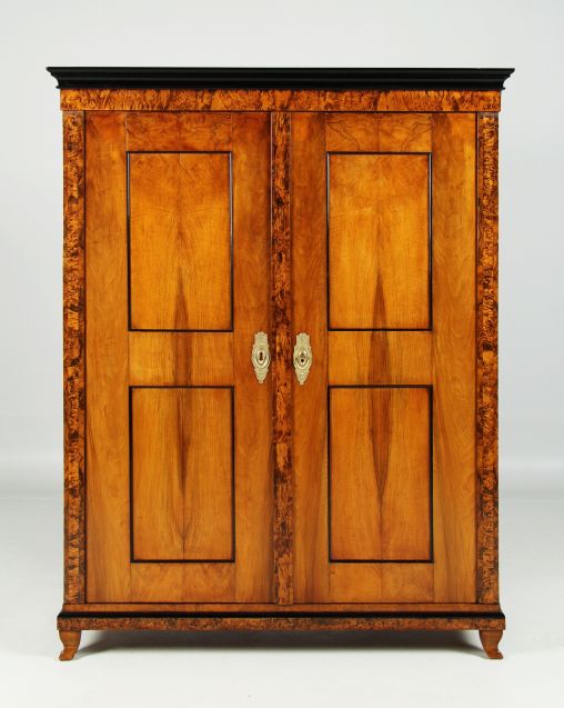 Antique walnut cabinet, South German, Biedermeier around 1820 - Bavaria
Walnut, maple burl
Biedermeier around 1820