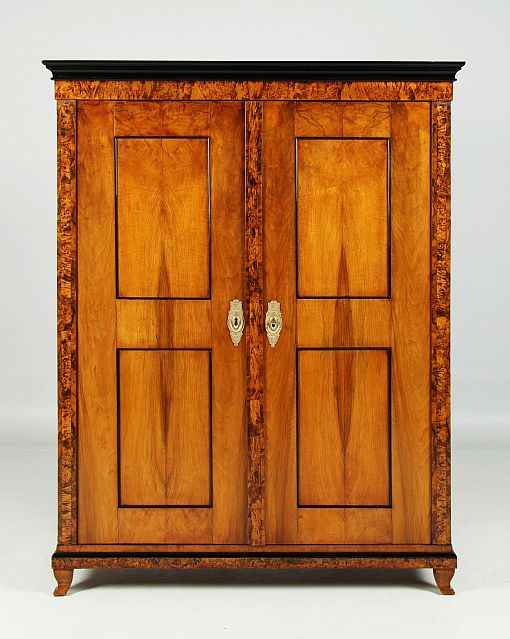 Antique walnut cabinet, South German, Biedermeier around 1820 - Bavaria
Walnut, maple burl
Biedermeier around 1820