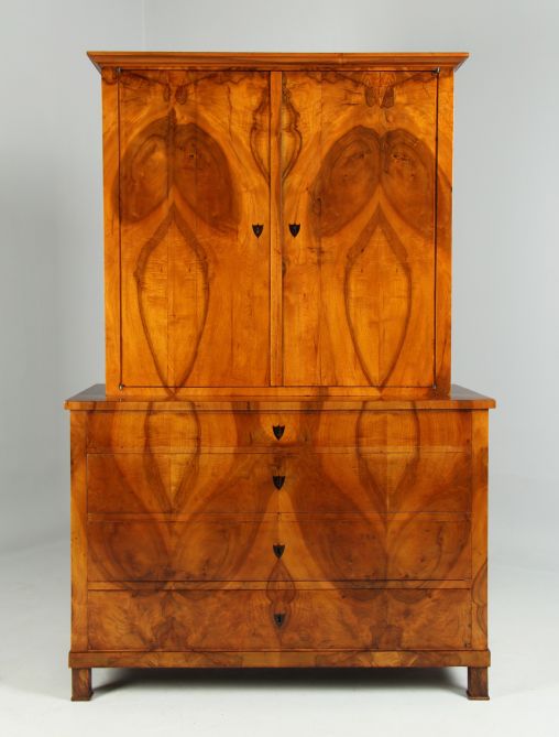 Antique chest of drawers with top, walnut, Biedermeier around 1830 - Southern Germany
Walnut, birch
Biedermeier around 1830