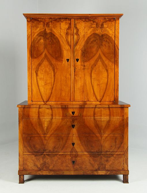 Antike Kommode mit Aufsatz, Nussbaum, Biedermeier um 1830 - Süddeutschland
Nussbaum, Birke
Biedermeier um 1830