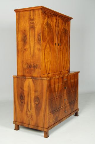 Walnut chest of drawers