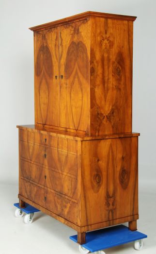 Walnut chest of drawers