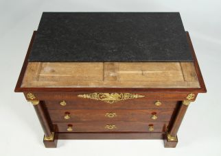 Commode antique avec plateau en marbre