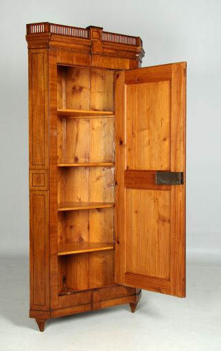 Antiker Eckschrank