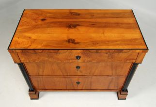 Antique chest of drawers