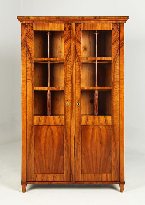 Kleiner antiker Biedermeier Bücherschrank, Nussbaum, um 1825 - Süddeutschland
Nussbaum
Biedermeier um 1825
