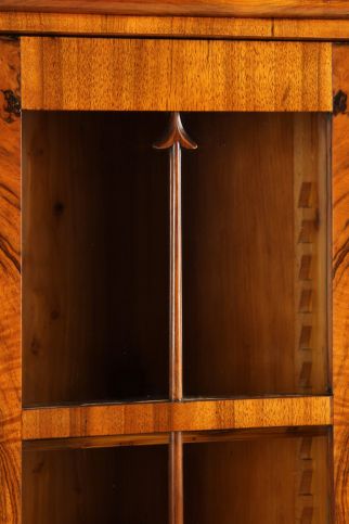 Antiker Bücherschrank
