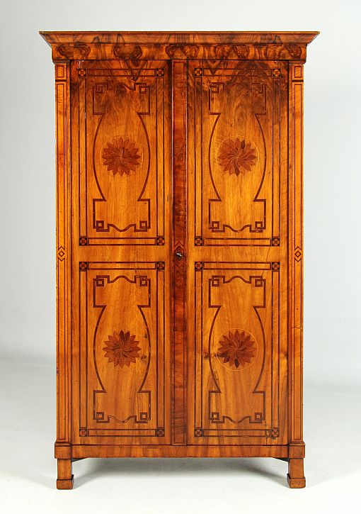 Kleiner antiker Schrank mit Intarsien, Louis XVI um 1800 - Italien
Nussbaum u.a.
frühes 19. Jahrhundert