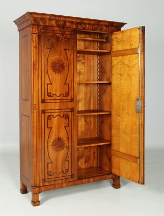 Kleiner antiker Schrank