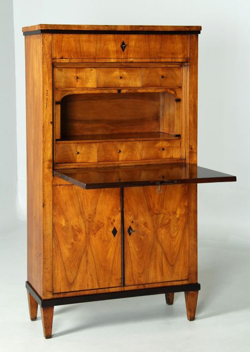 Sehr kleiner Biedermeier Sekretär, Nussbaum, Süddeutsch um 1815 - Süddeutschland
Nussbaum
Biedermeier um 1815