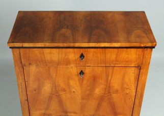 Biedermeier Nussbaum