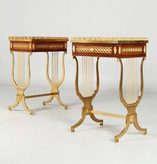 Paar antike Beistelltische mit Lyra, Louis XVI Stil - Frankreich
Mahagoni, Bronze
Louis XVI Stil, 20. Jhdt.
