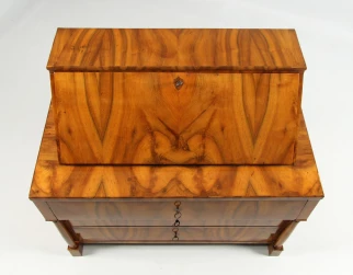 Nussbaum furniert
