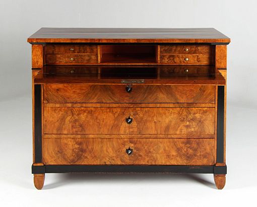 Antico cassettone Biedermeier con scomparto per la segreteria, 1830 ca - Germania meridionale
Noce
Biedermeier intorno al 1830