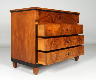 Antique chest of drawers