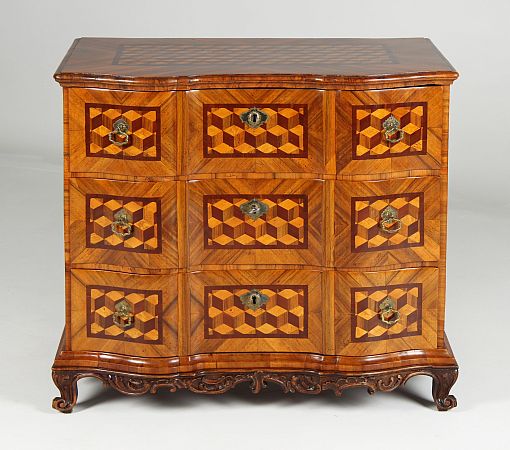 Antico cassettone con intarsio a cubetti, barocco 1750 ca - Mainfranken
Nussbaum e altri
Metà del XVIII secolo