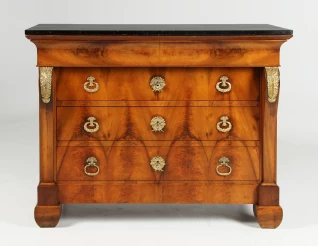 <p>Frankreich<br />
Nussbaum, Granit<br />
um 1830</p>