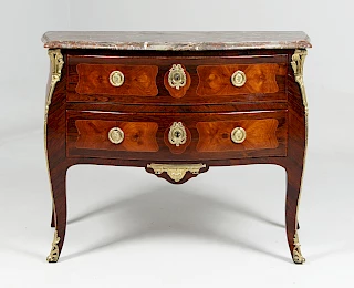 <p>Francia<br />
Legno di palissandro, ormolu, marmo<br />
1770 circa</p>