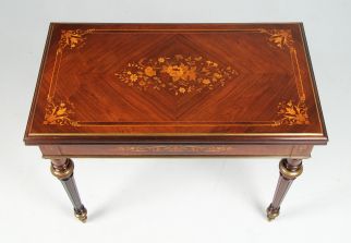 Table avec marqueterie