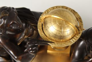 Globe céleste doré