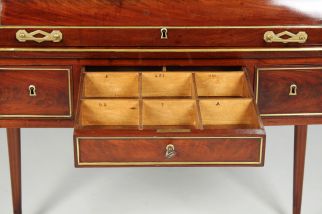 Drawer with compartments