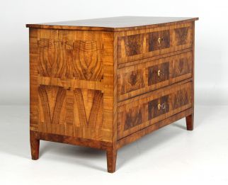 Antique chest of drawers