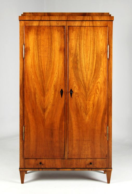 Petite armoire antique, en noyer, Biedermeier vers 1815 - Sud de lAllemagne
Noyer
Biedermeier vers 1815