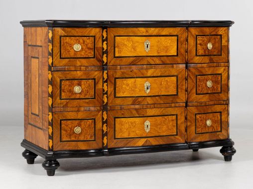Antike Kommode, um 1785, Barock, Louis XVI, Johann Adam Sauer, Fulda - Fulda
Nussbaum, Ahorn u.a.
um 1785